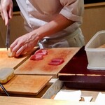 鮨 日進月歩 - 2023/8月中旬。まぐろ切ってます。