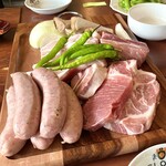 Me's TERRACE - ・豪快！BBQスペアリブ
            ・豚バラ肉
            ・肩ロース
            ・超粗挽き！ジャイアントソーセージ
            ・オニオン
            ・ピーマン
            ・エリンギ