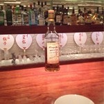 京都限定ボトルの後ろに京都らしい団扇笑