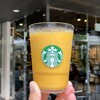 スターバックス・コーヒー - お店をバックにした「マンゴー パッションティー フラペチーノⓇ」