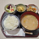 酒丸 - とん汁定食：５００円（税込）【２０２３年９月撮影】