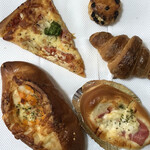 ブランジェ ササキ - トマト&バジルのピザパン 165円　クロワッサン 200円　クルミチョコスコーン 150円　もっちりスモークチーズ 245円　ツナベーコンマカロニサラダ 150円