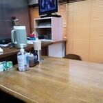 中華 満福 - 店内にはテーブル1卓のみです！ディープですが気楽に来店してください！