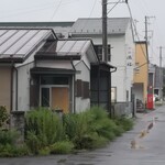 中華 満福 - 路地を入ると、満福の看板が見えて来ます！