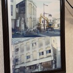中華 満福 - 震災当時、市役所近くの３階建ての旧書店の店舗一階が完全に倒壊してしまい、業務用の大型冷蔵庫が支えとなり、九死に一生を得た時の写真が額に入ってました!　　　　ひぇ～！
