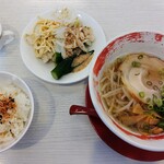 Resutoran Senka - 塩ラーメン￥800、サラダバー付き。