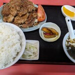 Chuukaryouri Kiraku - 焼肉定食。950円なり
                        50円値上がったがボリュームは健在
                        肉だけなら増えてるかも？