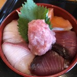 マルニ水産 - ランチの海鮮丼650円