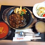 スパーブ - ハンバーグと牛すじ