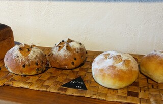 ラムヤート - チョコチップパン(左)・たまごパン(右)
