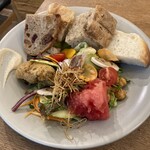 Breeze Bird Cafe & Bakery - モーニングセットB: モーニングスープと三浦・鎌倉野菜のサラダプレート（天然酵母の自家製パン4種・鎌倉野菜のサラダ・チリコンカン・秋鮭のフリット・釣ってきたあじのカルパッチョ）1650円税込