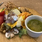 Breeze Bird Cafe & Bakery - モーニングセットA: オープンサンドと三浦・鎌倉野菜のサラダプレート（お庭のバジルを使ったミニスープ・鎌倉野菜のサラダ・チリコンカン・秋鮭のフリット・釣ってきたあじのカルパッチョ）1800円税込