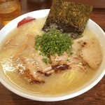 三四郎 - sio豚骨(^O^) 北海道の名店がなぜか鶴瀬に⁇
クリーミーな豚骨スープ。  とんトロチャーシュー＼(^o^)／