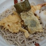 伏見　藪そば - 『冷し天ぷらそば』のアップ！蕎麦の上に、海老天、海苔天、、大根おろしがのっている！！(・。・;