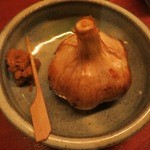 籠太 - にんにくの丸揚げもあります。