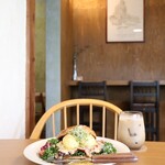 Brunch Cafe UALLEY - エッグベネディクトバーガー (ベーコン)
      アーモンドラテ