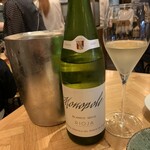 餃子といえば芭莉龍 - 白ワインボトル　クネモノポール