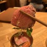 餃子といえば芭莉龍 - お通し　ローストビーフ