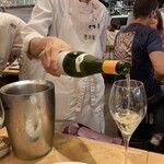 餃子といえば芭莉龍 - 白ワインボトル　クネモノポール