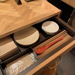 餃子といえば芭莉龍 - カトラリーはテーブルの下