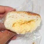 Tegone Jikasei Pan Sakura Joubeidou - ・「黄金クリームパン(¥200)」の断面。