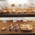 手ごね自家製パン さくら蒸餅堂 - 陳列棚の様子。