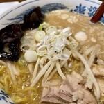 らーめん初代一国堂 - みそラーメン　大きいキクラゲ乗ってます