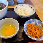 そば・うどん自家製麺 まる美 - 半ライス・生玉子・小鉢