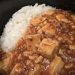 Lop-Nor - 麻婆豆腐丼、なぜか石焼の器入り。そこまで熱くない。