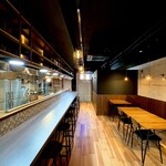 島のイタリアンバル Locavore - 木とアイアンを使用したシックな雰囲気