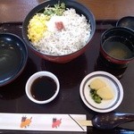 きさいや広場 - 13釜揚げしらす丼（650円）　吸い物・漬物付