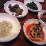 ヤンさんの台所 - ランチにも韓式小皿料理がついてきます