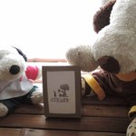 うさぎとぼく - じゃ～ん、ボキもお店をはじめようと思ってさぁ～
      看板を作ってみたよ。どう？かっこいいでしょう。
      店名は不協和音ちゃんに相談にのってもらったんだ～