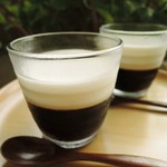 うさぎとぼく - じゃ～んコーヒーゼリーをつくりました～
      コーヒーゼリーとクリームゼリーの２層になってるんだ。