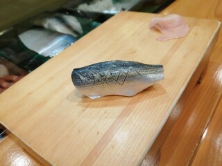 千元寿司 - コハダ。うまく処理されています。