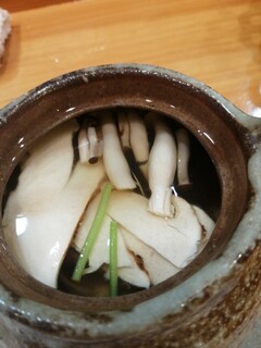 千元寿司 - 土瓶蒸し。秋の始まりを感じました。鱧、イカ、エビ、鶏が入っています。