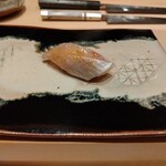 鮨 龍次郎 - 軽く〆たカスゴ