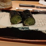 鮨 龍次郎 - 龍次郎さん名物のカッパ巻き。いや、シャリどこよ!?　キュウリはたぶん軽く塩してある。この軽いパリパリ食感は楽しいなぁ。