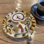 Yama Goya Kafe Kaze No Michi - 黒糖ロールケーキ （紅いも入り）　４５０円 ＆ ブレンドコーヒー （ケーキセット）　３００円（通常４００円）　(2023/09)