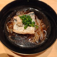 鮨 龍次郎 - 鰊蕎麦ならぬ鰊素麺。鰊の味加減は鰊蕎麦よりは控えめに。確かに下が素麺だとこのぐらい抑えたほがバランス良いですね～。思わずツユまで飲み干してしまいましたと