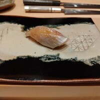 鮨 龍次郎 - 軽く〆たカスゴ