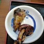 うなぎのいとう - 左がかぶと焼き（関西では半助と言います）と肝焼き。