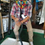 うなぎのいとう - うまく掴めずに慌てました。捌く前に自分がいただく鰻の大きさや重さを確認できます。