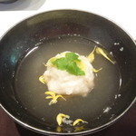 鮨あんりえるるかん - ランチのコース「色」のお椀（牡蠣の真薯、蕪蒸し、茄子）