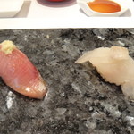 鮨あんりえるるかん - ランチのコース「色」の握り（鰤、平目）