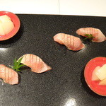 鮨あんりえるるかん - ランチのコース「色」の握り（炙り大トロ）