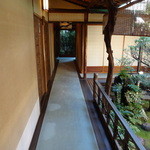 Daiichi - 奥へと続く通路のお庭を眺めながらさらに奥へ、素敵な個室でお料理を頂きました。