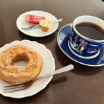 ツェーンコーヒー - 本日の珈琲とドーナツ、カップはウェッジウッド