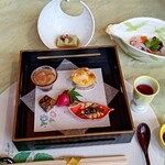 二人静 - ＜先附＞山葵菜御浸し、海老と蓮根の砧巻、茶豆豆腐