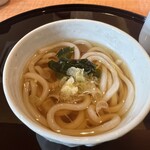 一休 - 汁物。冷たいおうどん。生姜が優しく香る上品なお出汁。うどんもコシがあり、ツルッと旨い！